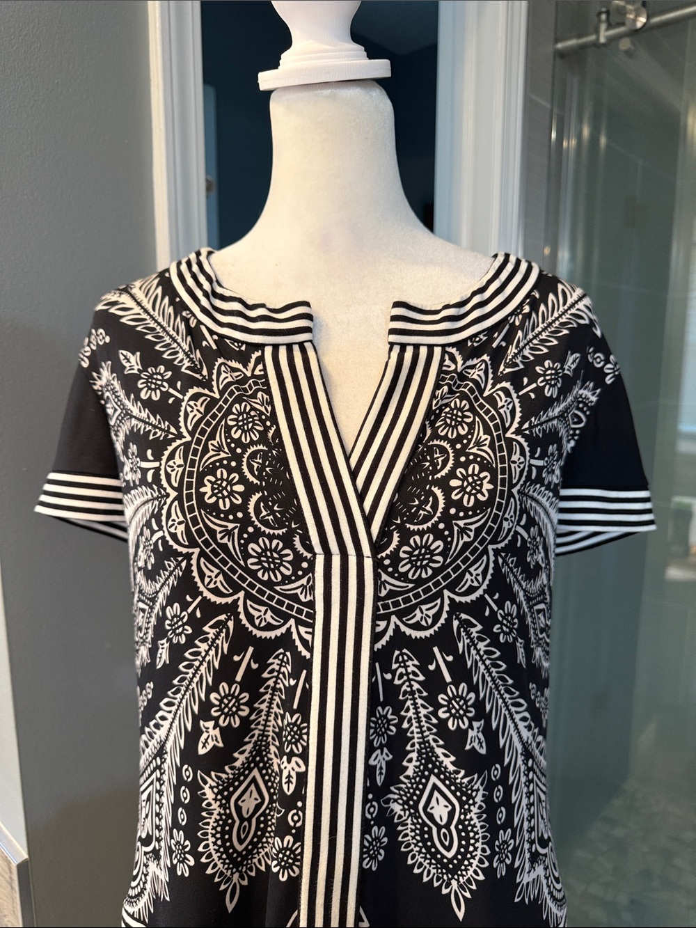 Joseph Ribkoff Black White Medallion Print Shift Dress Size 12 Boho - Picture 3 of 8